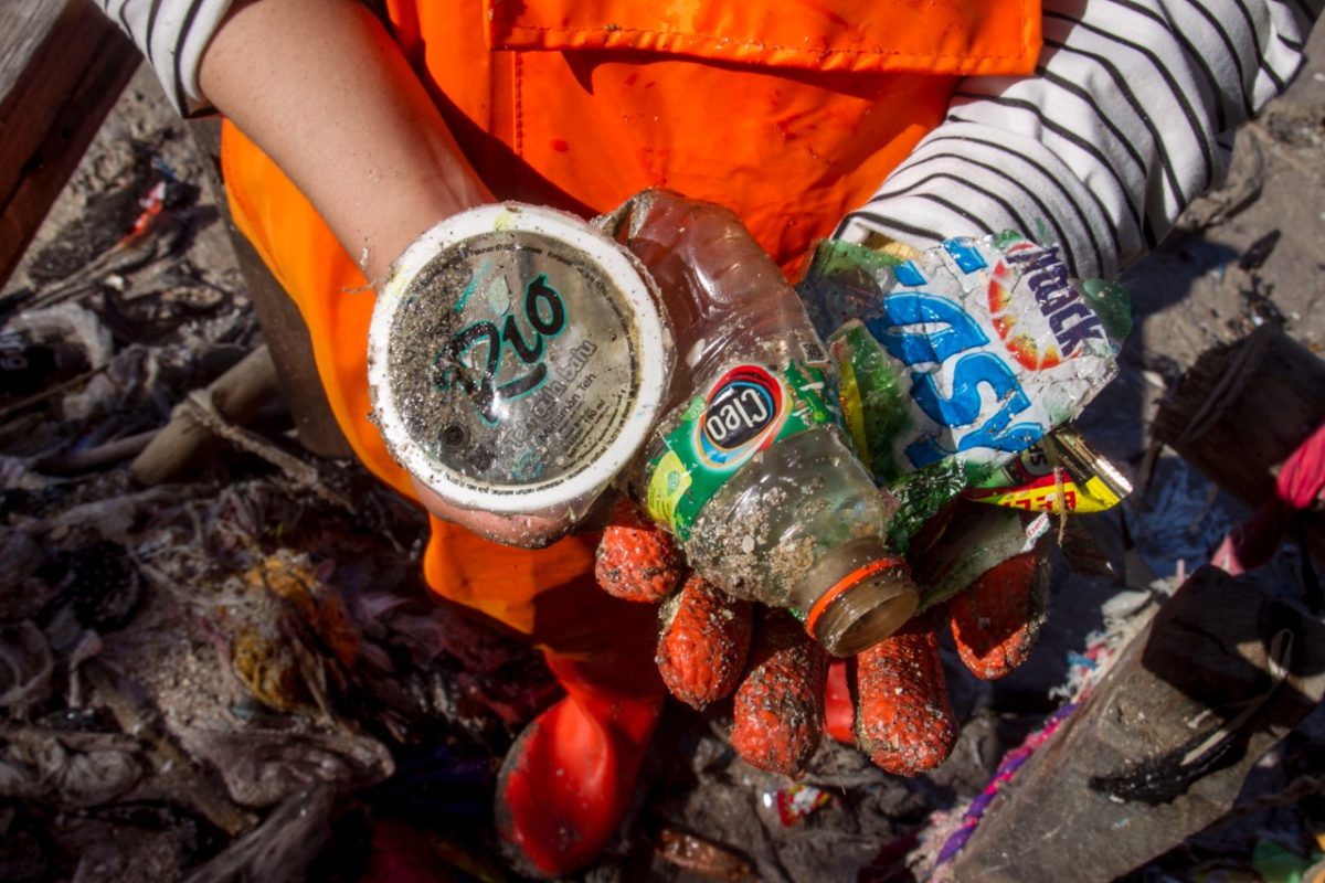 Sampah-sampah plastik sekali pakai yang masuk ke perairan dan jadi mikroplastik. Mikroplastik bisa mencemari perairan sungai maupun laut, mengkontaminasi biota air, dan bisa berujung pada manusia. Foto: Ecoton