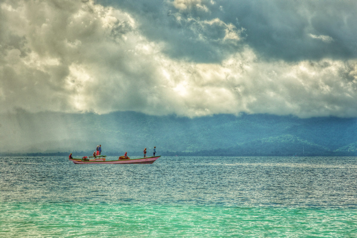 Ilustrasi. Nelayan tradisional dengan perahu kecilnya sedang menangkap ikan. Foto : shutterstock