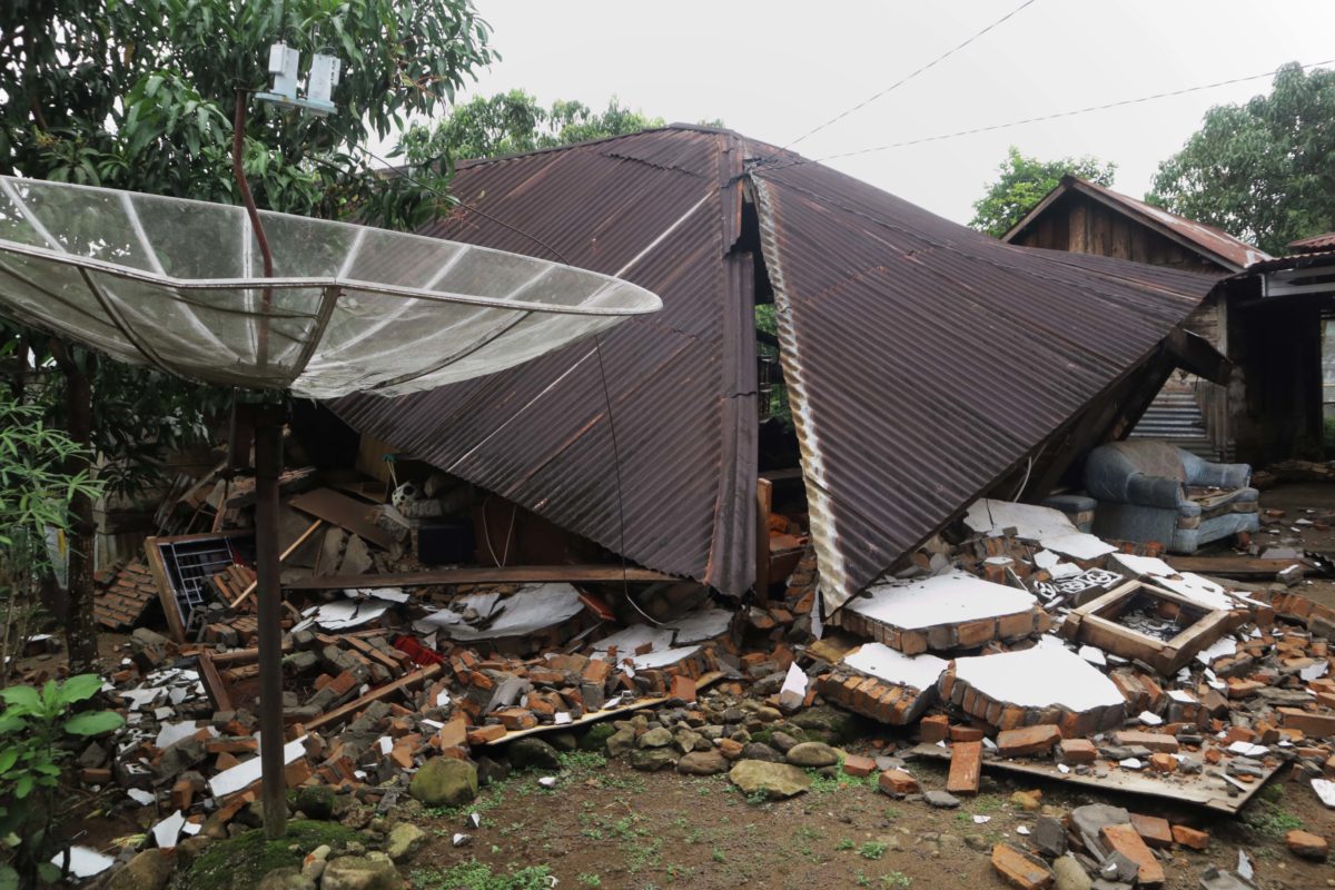 Rumah warga di Nagari Kajai, Sumbar, hancur karena gempabumi, 26 Februari 2022. Foto: Jaka HB/ Mongabay Indonesia
