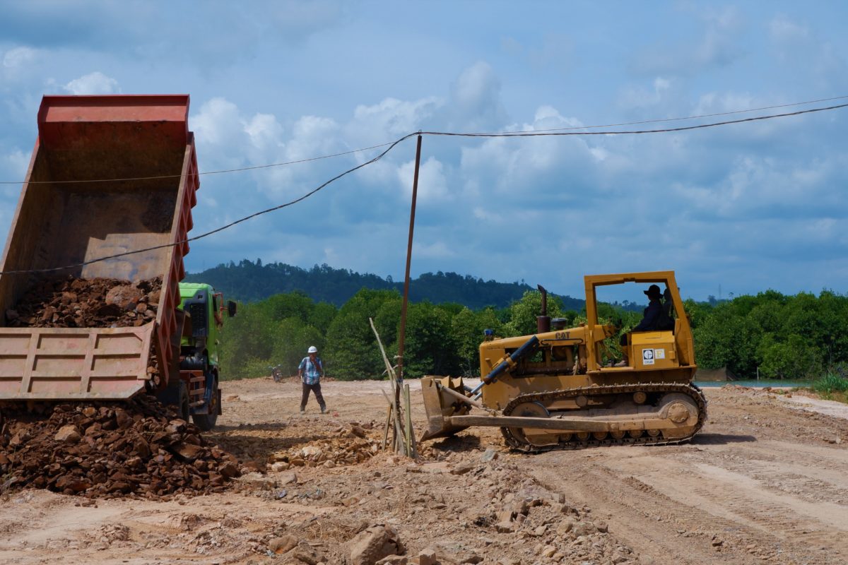 Alat berat sedang penimbunan dan perataan tanah di Tanjung Piayu, Batam. Foto: Yogi Eka Sahputra/ Mongabay Indonesia