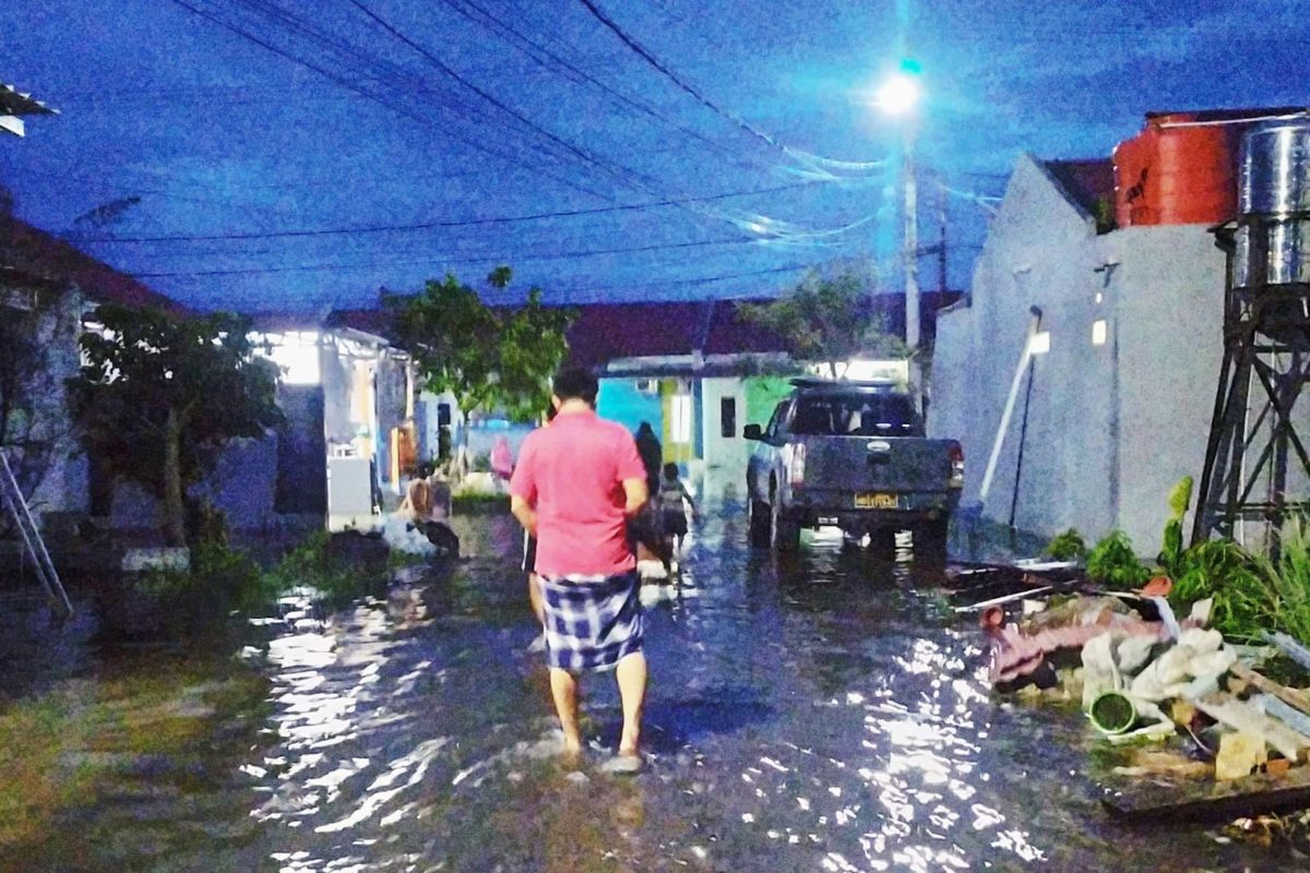 Perumahan Graha Nusa 3 terendam, Dulu kawasan ini adalah rawa, rumah air. Foto: Agus Mawan./Mongabay Indonesia