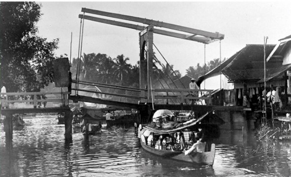 Jembatan di pintu masuk ke kanal Kween (Kuin) di Bandjermasin Zuid-Borneo, tahun 1944. Foto: Tropen museum.