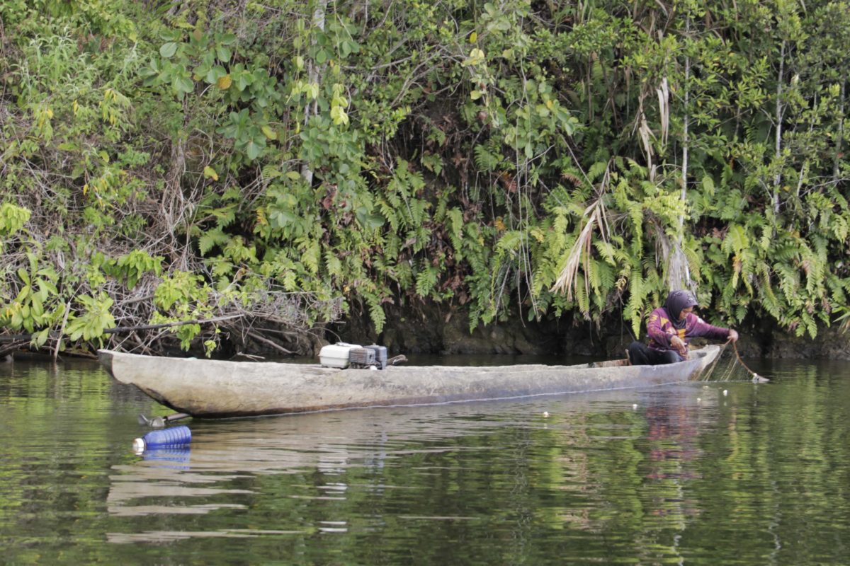 Yuliana saat turun ke Danau Lindu, untuk tangkap ikan. Foto: Minnie Rivai/ Mongabay Indonesia