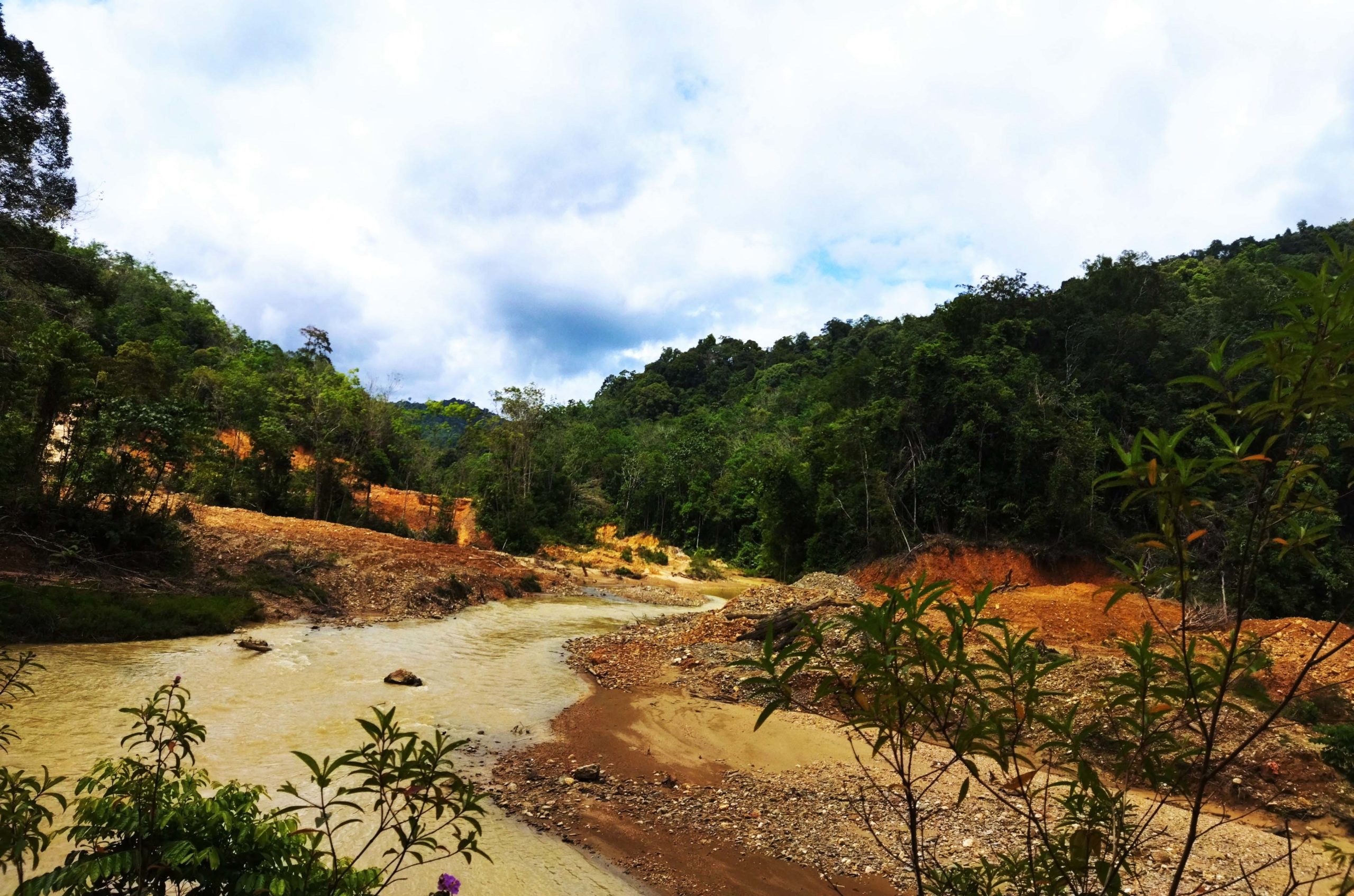 Tambang emas ilegal yang menghancurkan hutan dan sungai di Kecamatan Batang Anai. Desa Raden Anom konsisten menolak tambang ilegal dengan alat berat yang merusak. Foto: Elviza Diana/ Mongabay Indonesia