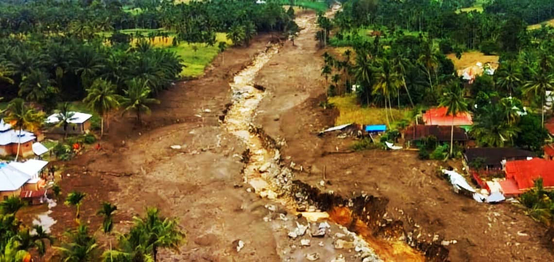 Pasca gempabumi di Sumatera Barat, 26 Februari lalu, diikuti banjir dan longsor dari hulu, hingga material lumpur, batu, maupun kayu mengalir ke sungai. Foto: Jaka HB/Mongabay Indonesia
