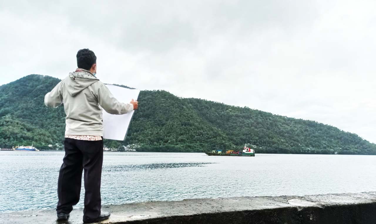 Warga Sangihe yang protes melihat kapal membawa alat berap perusahaan tambang emas akan masuk Sangihe. Foto: Save Sangihe Island