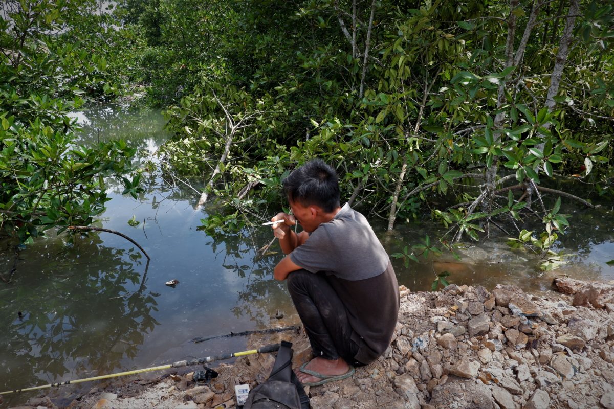 Warga memancing ikan di hutan mangrove yang rusak di Tanjung Piayu. Pohon bertumbangan. Warga protes dan menyetop penimbunan hutan mangrveo ini. Foto: Yogi Eka Sahputra/ Mongabay Indonesia 