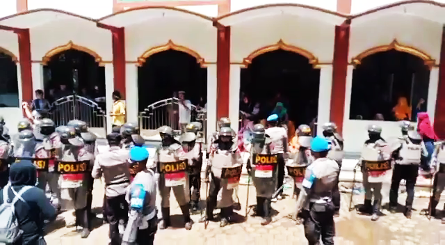 Tangkapan laar video saat polisi berjaga di Nurul Huda, Dusun Krajan, Desa Wadas. 