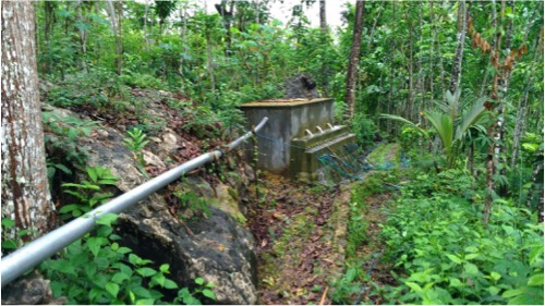 Air karst dari Sumber Ndas Kali yang ditampung masyarakat Dusun Tanjung, Desa Ngadimulyo, Kecamatan Kampak ini terancam hilang jika renacana penambangan oleh PT. SMN tetap dilakukan. Foto. Mukti Satiti