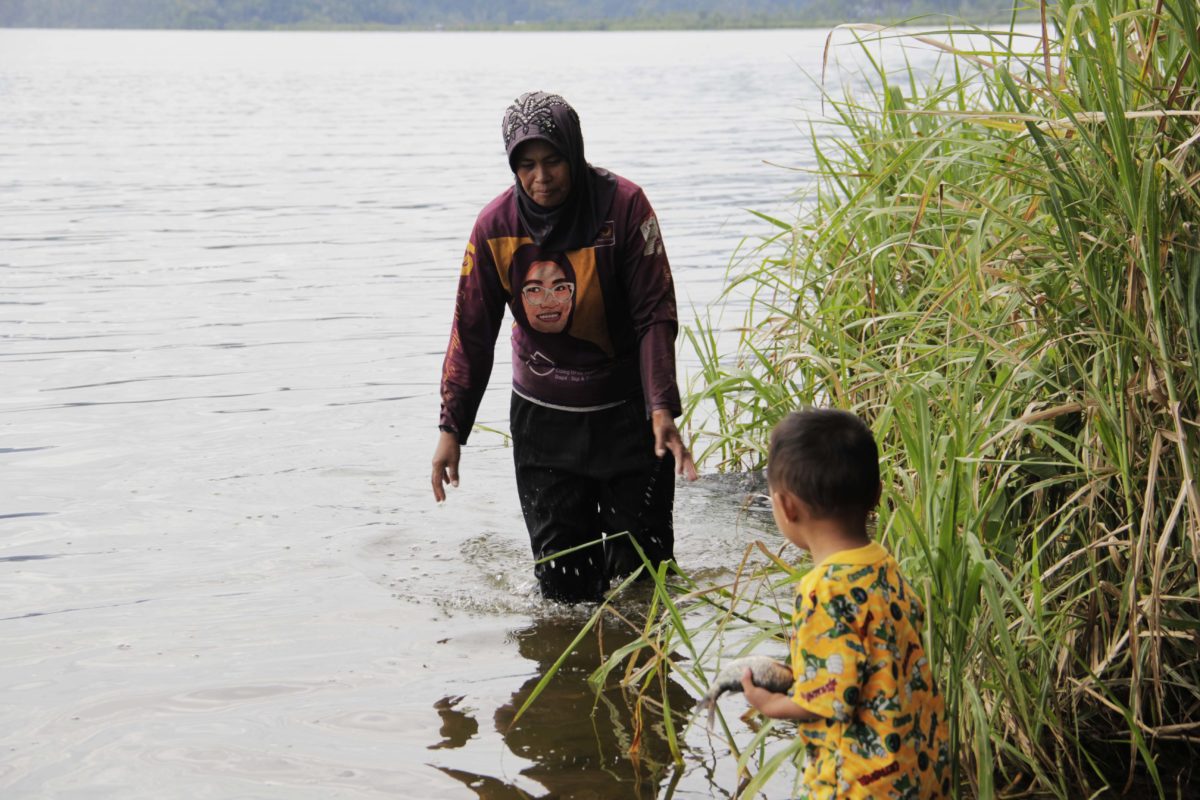 Yulianan usai tangkap ikan di Danau Lindu. Foto: Minnie Riivai/ Mongabay Indonesia