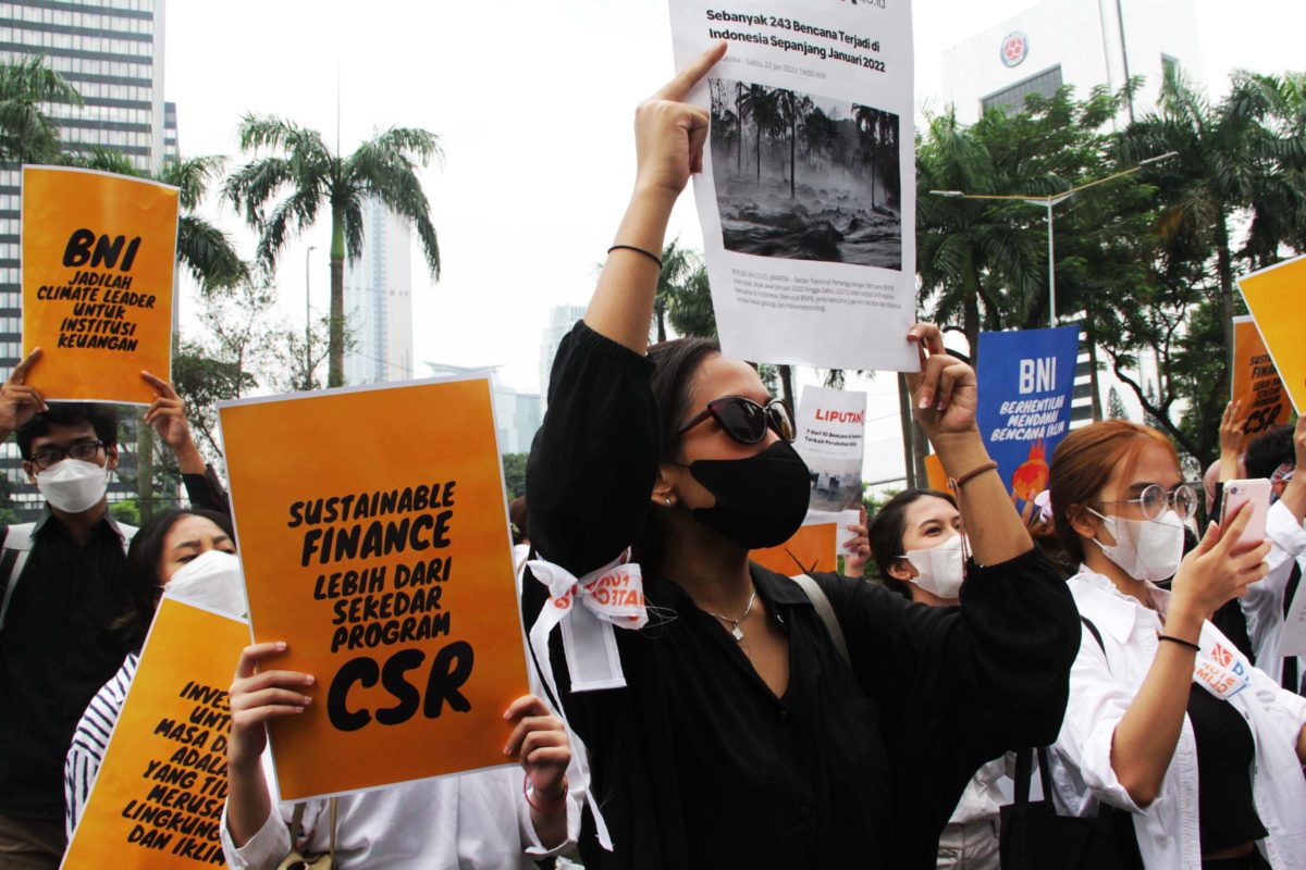 Aksi generasi muda di Jakarta, protes BNI yang masih mendanai sektor batubara. Sebelum melakukan kampanye, peserta aksi juga sebelumnya sudah mengirimkan surat ke BNI menyampaikan petisi yang sudah dibuat, namun tidak ada respon. Foto: Falahi Mubarok/Mongabay Indonesia