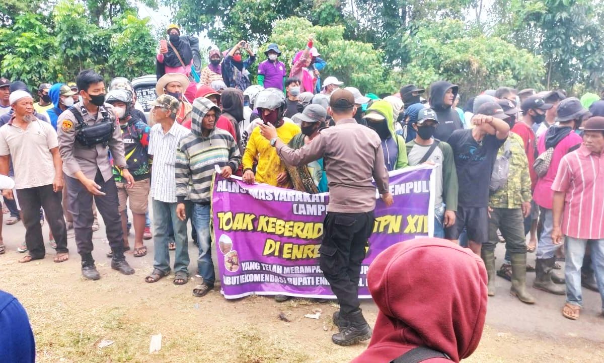 Warga Enrekang protes penggusuran kebun mereka yang bermasalah dengan PTPN XIV. Foto: KPA Sulawesi Selatan