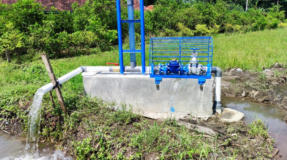 Sumur artesis percontohan yang dibangun ICRAF di Winongan, Kabupaten Pasuruan. Sumur ini dilengkapi kran agar penggunaan air lebih efisien. 