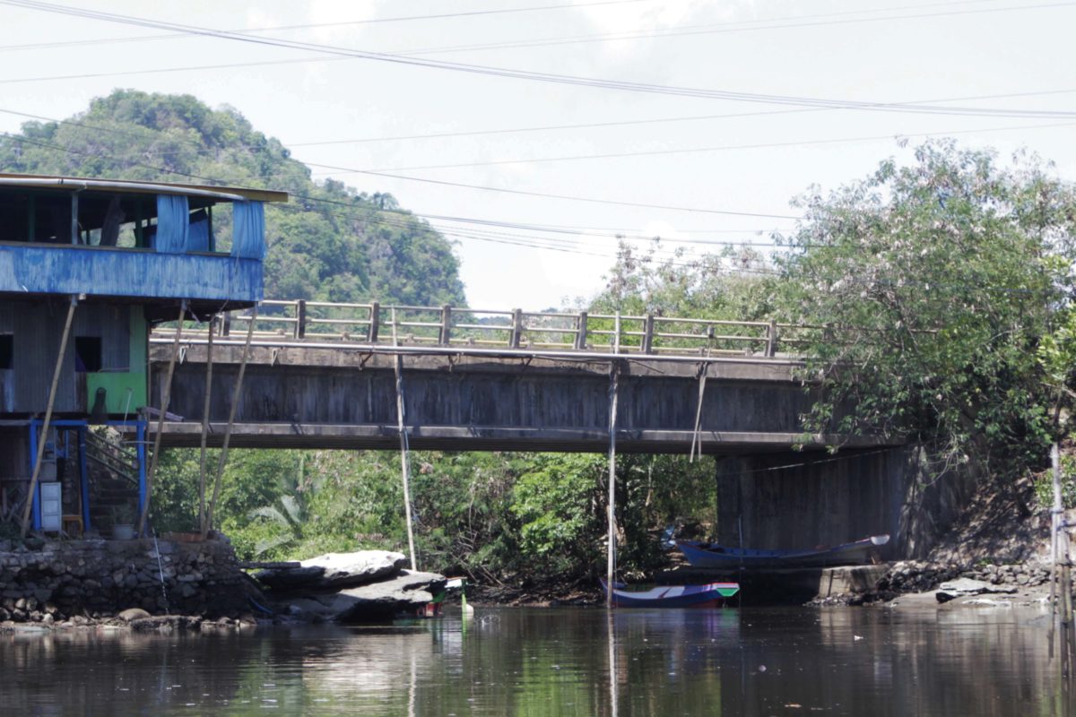 Jembatan penghubung menuju Bosowa. Tampak keberadaan jembatan mempersempit sungai di Berua. Foto: Eko Rusdianto/ Mongabay Indonesia 
