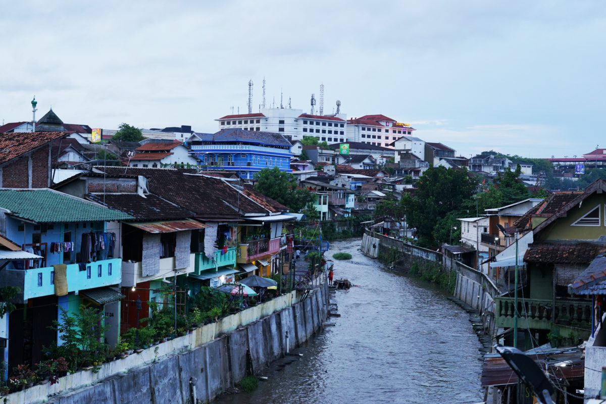 Tak hanya hotel megah yang tumbuh di tengah pemukiman padat penduduk di kota Yogyakarta, kini banyak muncul hotel-hotel kecil yang membuka puluhan kamar bahkan dengan fasilitas sama seperti hotel pada umumnya. Foto: Lusi Arumingtyas/ Mongabay Indonesia