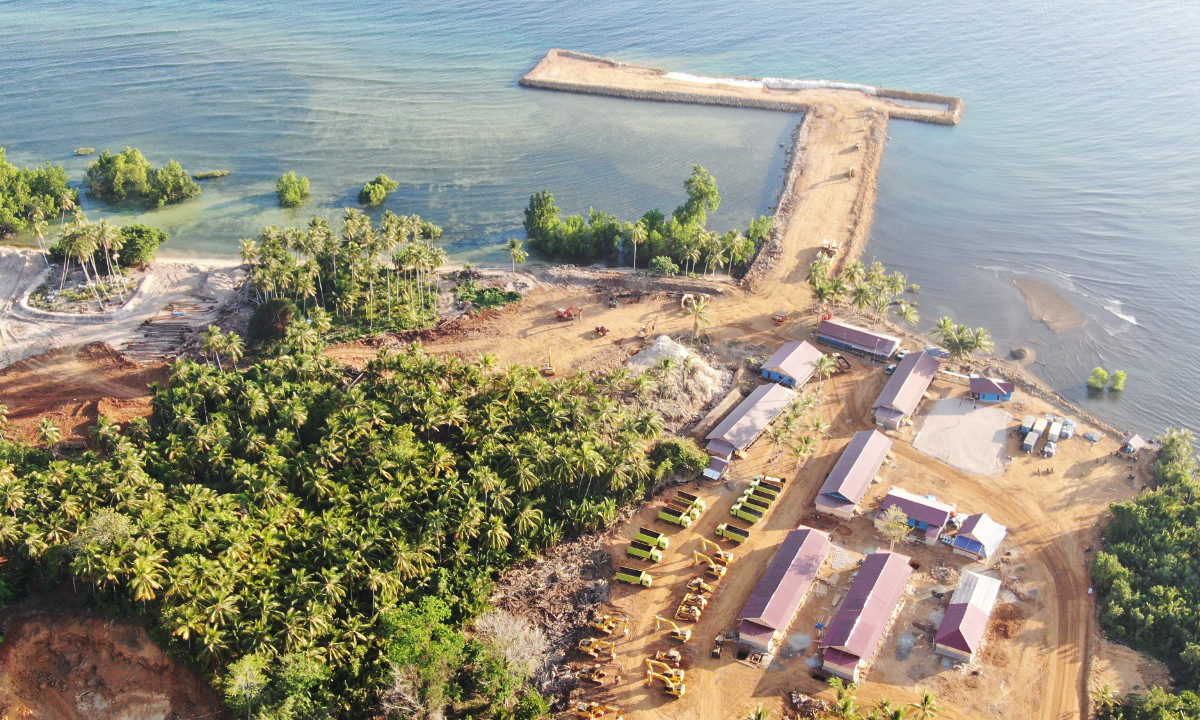 Perusahaan sedang menyiapkan pelabuhan bongkar muat dan akan buka jalan melalui lahan warga yang menolak tambang. Foto: Dokumen warga Wawonii