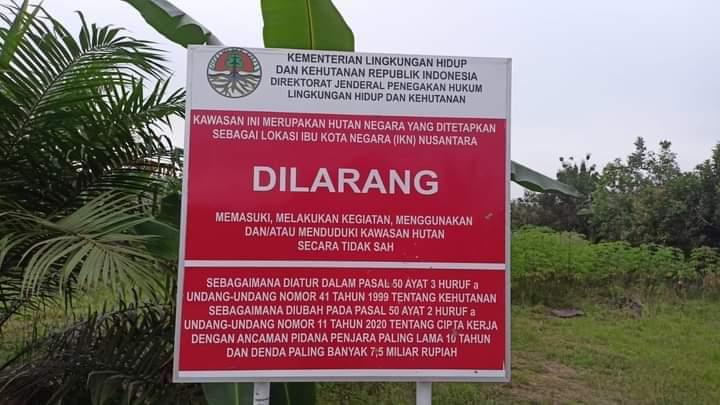 Plang larangan dari KLHK di lokasi yang akan terkena proyek IKN Nusantara. Foto: AMAN 