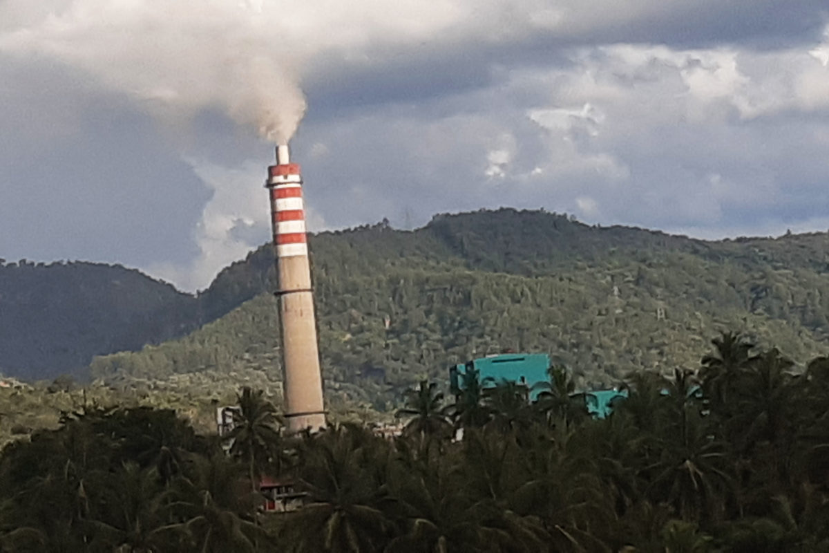 P:TU Omlin. Sete;ah PLTU beroperasi, warga alami banyak keluhan. Foto: Jaka HB? Mongabay Indonesia