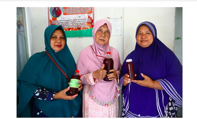 Sri Hartati (tengah), Ketua Kelompok Tani Bungo Bayang Indah (BBI) Nagari Kapujan Kecamatan Bayang didampingi anggotanya yang memproduksi sirup pala.Foto: Jaka HB/ Mongabay Indonesia