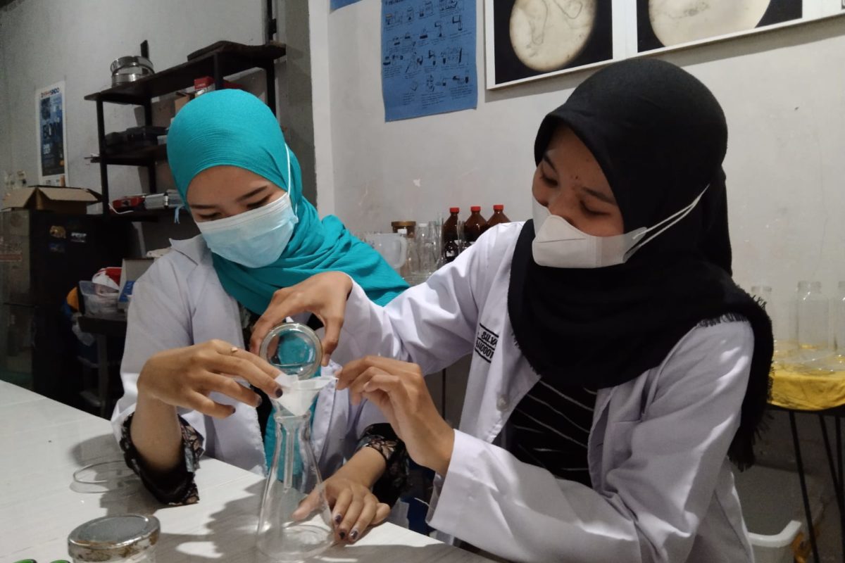 Para mahasiswa melakukan penelitian setelah ambil sampel di perairan Selat Madura. Foto: tim peneliti