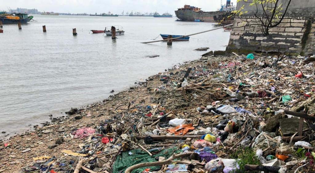 Satu bagian di tepian pantai Madura yang penuh sampah. Foto: tim peneliti/Ecoton