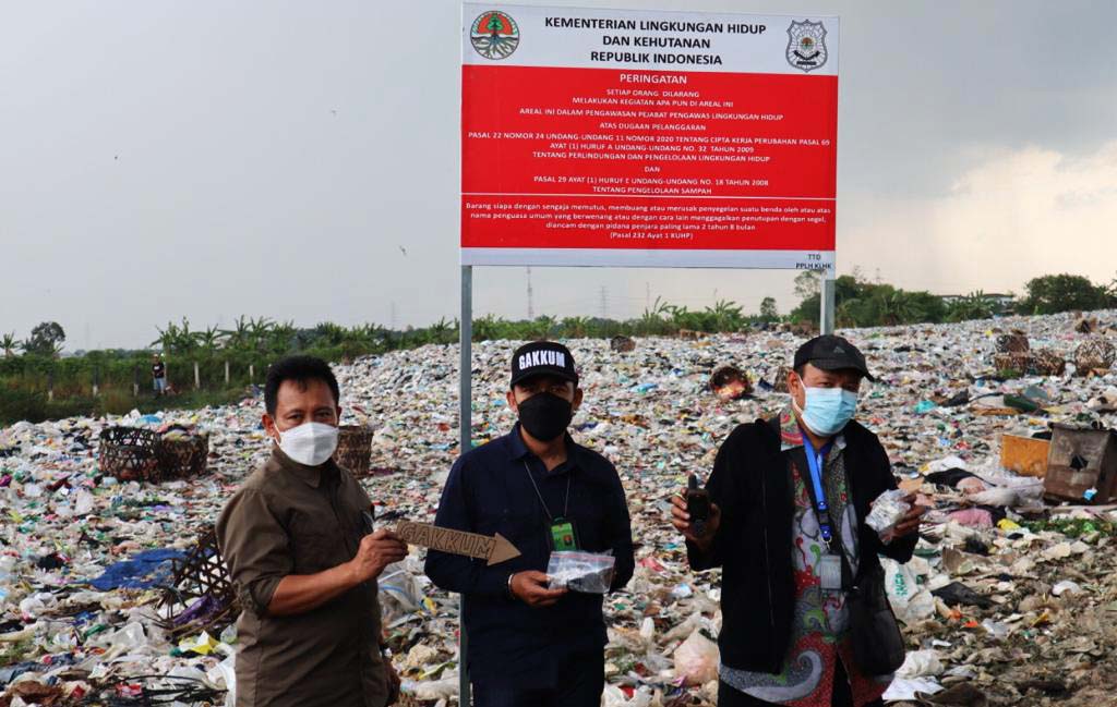 Segel dari Kementerian Lingkungan Hidup dan Kehutanan di TPS ilegal di Kabupaten Bekasi. Foto: KLHK
