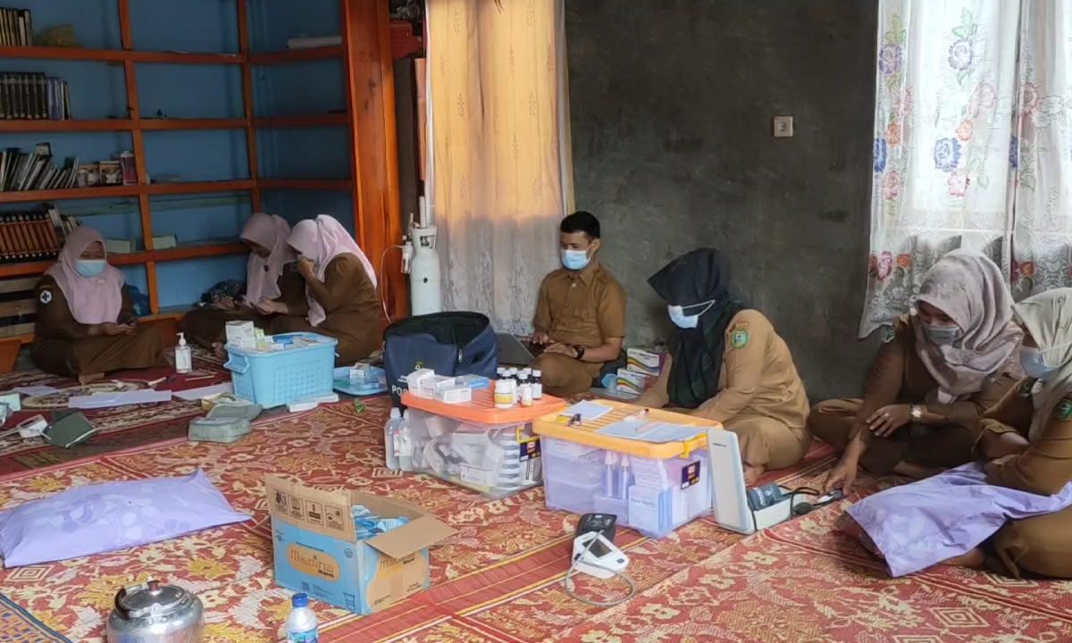 Petugas kesehatan memeriksa warga Desa Sebanggor Julu, Sumut. Foto: Ayat S Karokaro/ Mongabay Indonesia