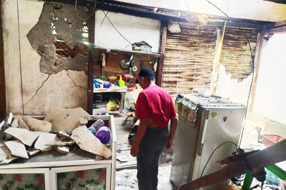 Bagian dalam rumah yang rusak akibat gempa yang mengguncang Pasaman barat khususnya Kanagarian Kajai dengan magnitudo (M)6,1. Foto: Vinolia/ Mongabay Indonesia