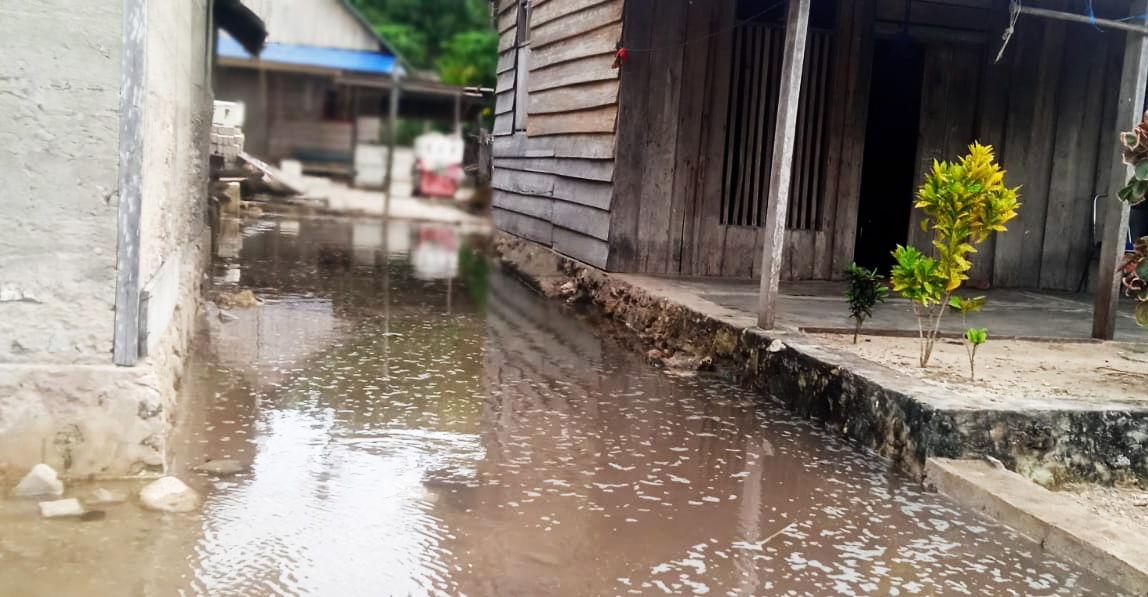Saat air laut pasang, halaman rumah warga di pulau kecil di Malut ini pun kebanjiran. Foto: Mahmud Ichi/ Mongabay Indonesia