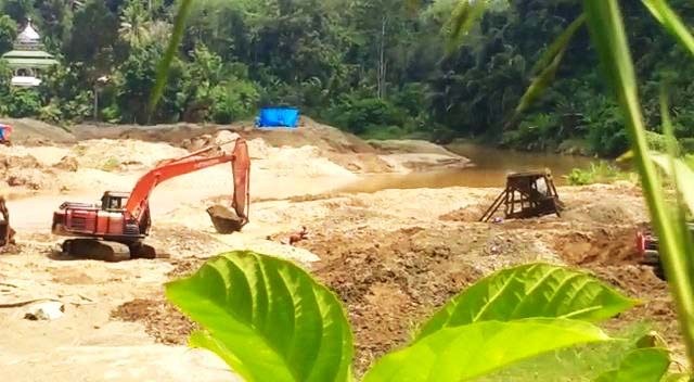 Alat berat yang mengeruk tepian Sungai Batang Natal. Sungai pun hancur. Foto: Ayat S Karokaro/ Mongabay Indonesia