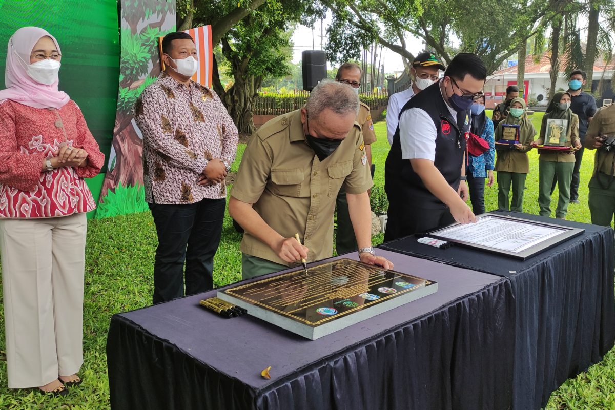 Penandatanganan prasasti peresmian Pusat Ficus Nasional (PFN) di Kabupaten Kediri. Foto: A. Asnawi/ Mongabay Indonesia