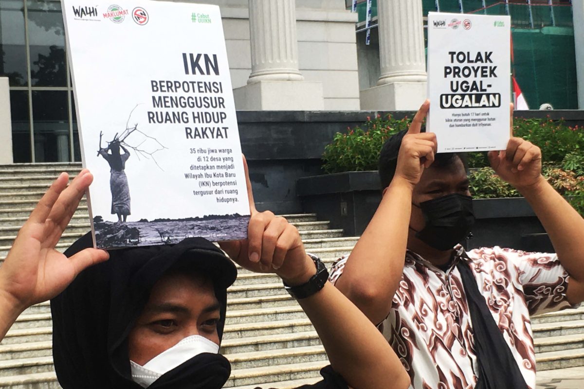 Aksi Aliansi Rakyat saat memasukkan gugatan formil UU IKN. Foto: Richardo H/ Mongabay Indonesia