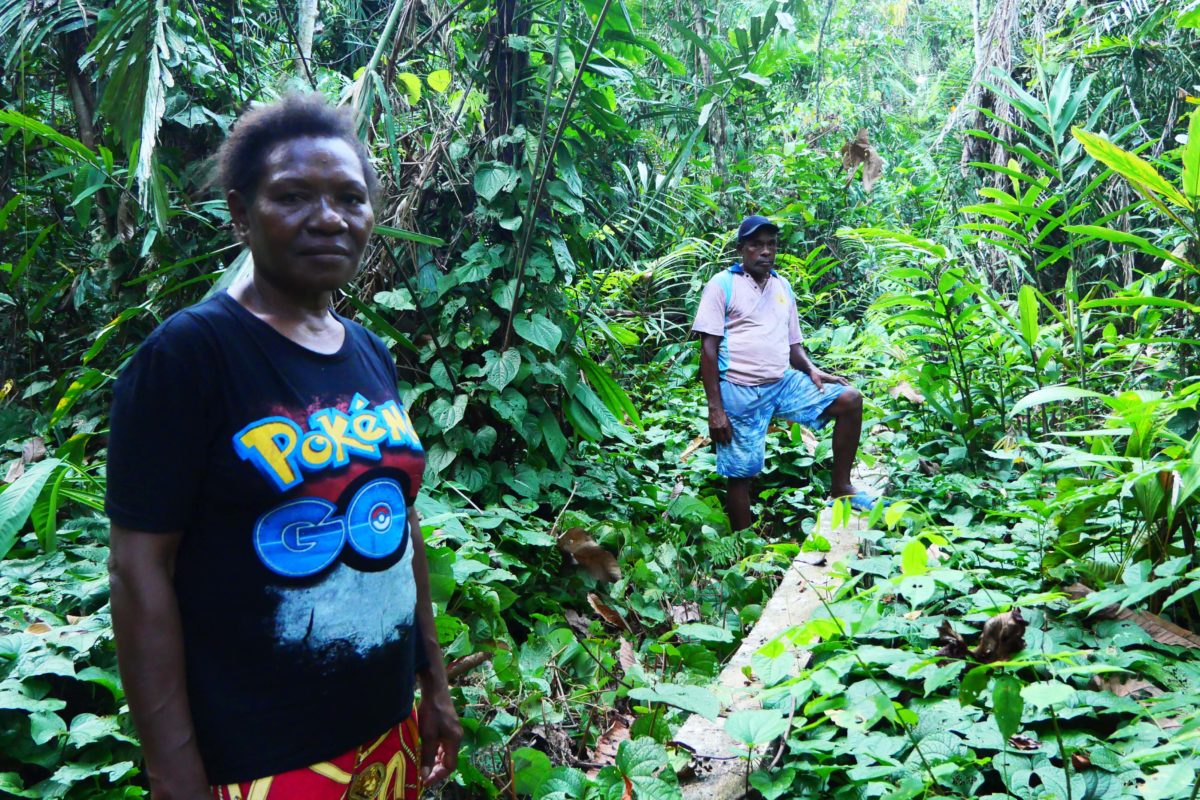 Karsina Demonggreng dan Suaminya Delfianus Kekri saat masuk ke lokasi hutan yang jadi konsesi PT. PMN.JPG
