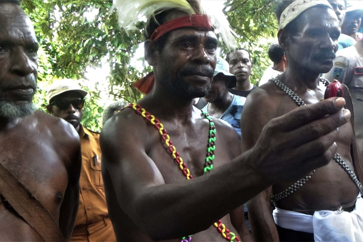 Prosesi sasi pala dipimpin Kepala Suku Manggera, Yosep Surune (tengah), didampingi Ketua Adat Manggera, Isak Bretne dan Ketua Adat Kufuriyai, Abraham Tefruam. Foto: Nuswantoro/ Mongabay Indonesia