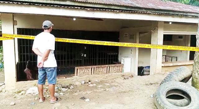 Rumah BUpati Terbit, yang ada kerangkeng dipasang policeline. Foto: Ayat S Karokaro/ Mongabay Indonesia