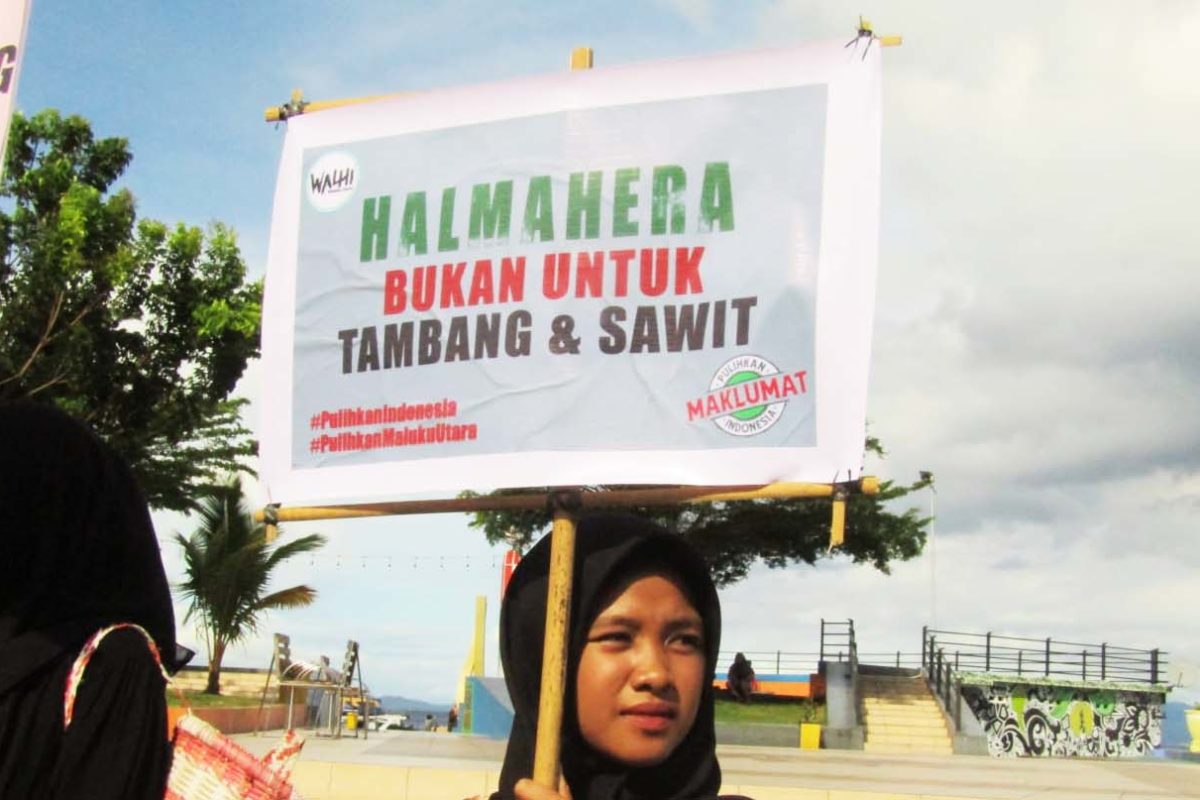 Aksi Walhi Malut di Hari Bumi. Mereka menyuarakan soal ruang hidup warga makin terdesak dengan kehadiran industri ekstraktif. Foto: Rabul Sawal/ Mongabay Indonesia