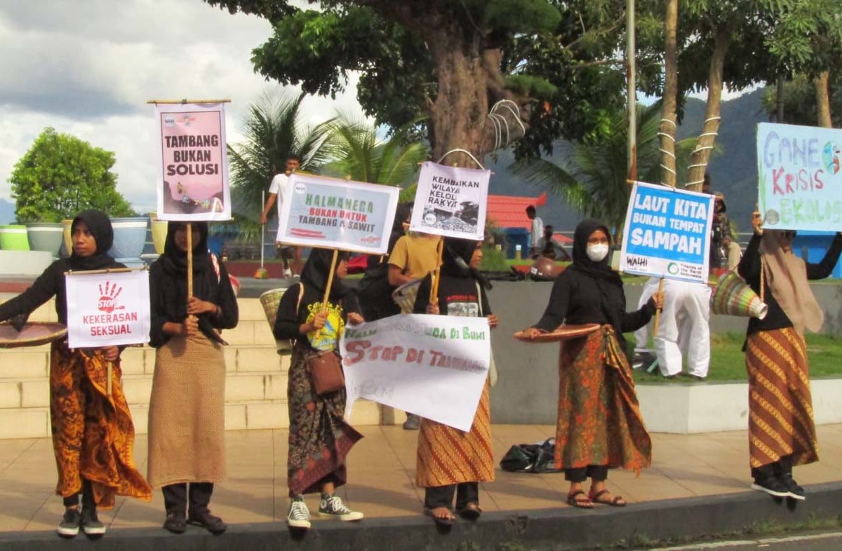 Aksi Walhi Malut di Hari Bumi. Foto: Rabul Sawal/ Mongabay Indonesia