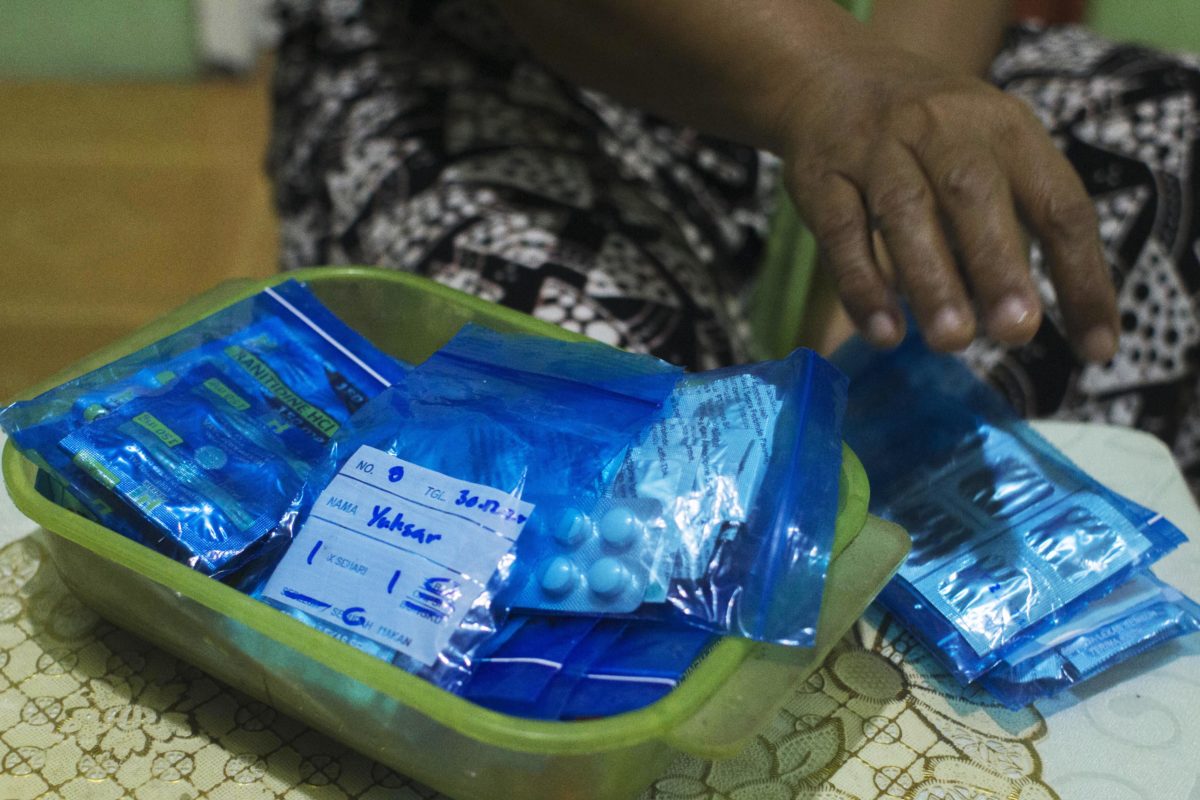 Obat-obatan yang kini menenami hidup Yulisar sehari-hari. Foto: Jaka HB/ Mongabay Indonesia