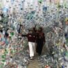 Pengunjung pameran Brantas Xoxo: Selamatkan Brantas dari Sampah Plastik melintasi lorong botol plastik. Foto: Eko Wiidanto/ Mongabay Indonesia