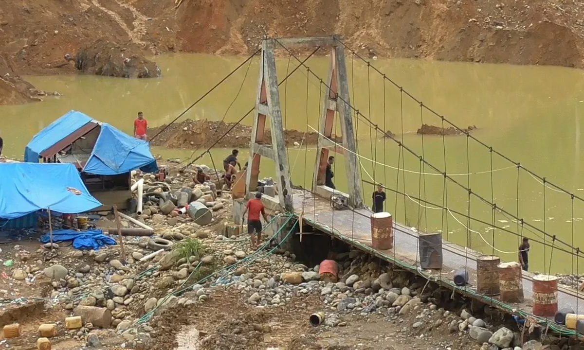 Para penambang emas di sungai Batang Natal. Sungai pun hancur. Foto: Ayat S Karokaro/ Mongabay Indonesia