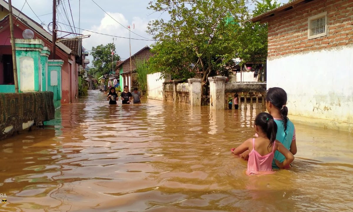 Banjir di Pasuruan, Februari lalu. Banjir makin sering, bahkan daerah yang sebelumnya tak pernah banjir kini tergenang. Foto: A. Asnawi/ Mongabay Indonesia