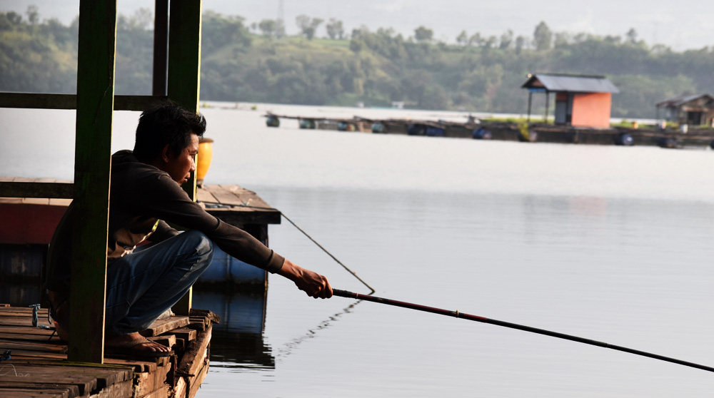 Memancing bisa jadi pilihan kala datang ke Danau Rani Grati. Foto: A. Asnawi/ Mongabay Indonesia 