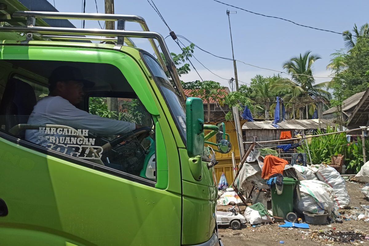 Syawaludin mengemudikan truk pengangkutan sampah yang kini menjadi milik Bank Sampah Bintang Sejahtera. Foto: Fathul Rakhman/Mongabay Indonesia