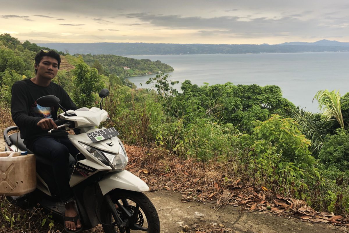 Mengelilingi Pulau Sibandang dengan sepeda motor, sebuah pilihan yang menarik. Foto: Baritanews Lumbanbatu/ Mongabay Indonesia