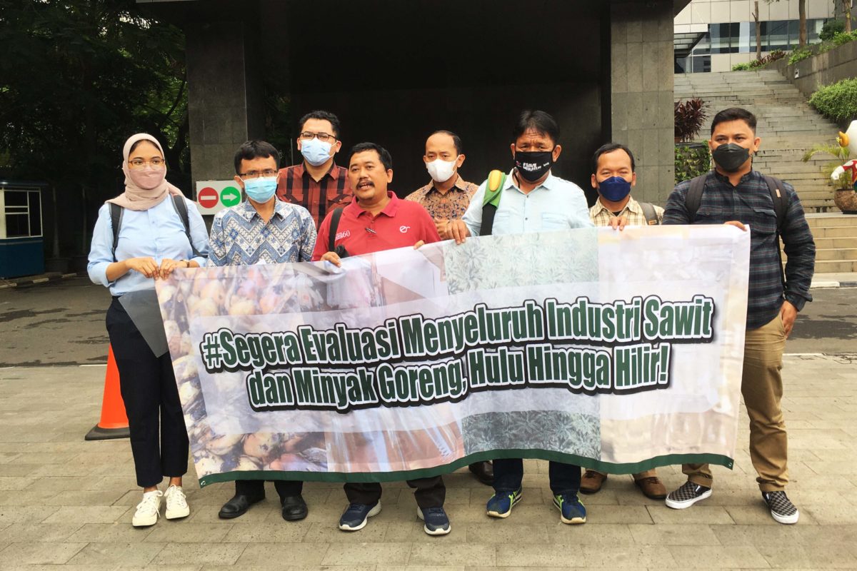 Kelompok masyarakat sipil yang somasi pemerintah karena kelangkan minyak goreng sawit, belakangan pasokan tersedia tetapi harga tinggi. Foto: Richaldo H/ Mongabay Indonesia