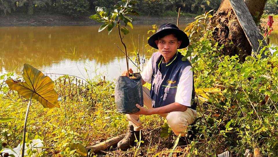Yadi, anggota Rumah Menapo, menanam tanaman obat. Foto: Yitno Suprapto/ Mongabay Indonesia