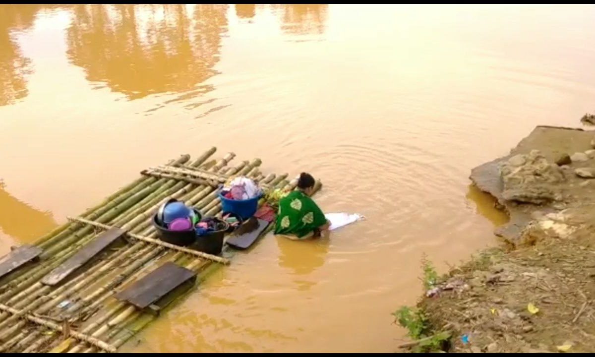 Air Sungai Batang Natal yang jadi sumber air bagi warga sekitar, keruh dan tercemar penambangan emas ilegal di hulu. Foto: Ayat S karokaro/ Mongabay Indonesia