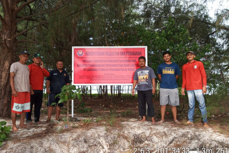 KKP yang menghentikan sementara operasi tambang di pesisir Pulau Rupat. Foto: Walhi Riau