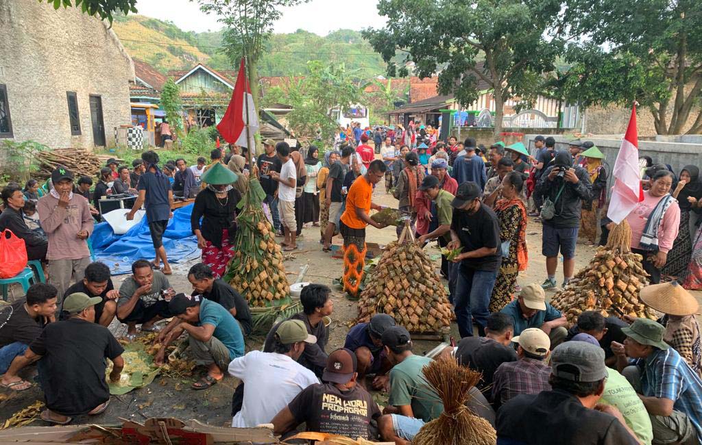 Aeak-arakan warga mengeliling Desa Tergaldowo, melakukan ritual Kupatan Kendeng. Foto: Chris Belseran/ Mongabay Indonesia