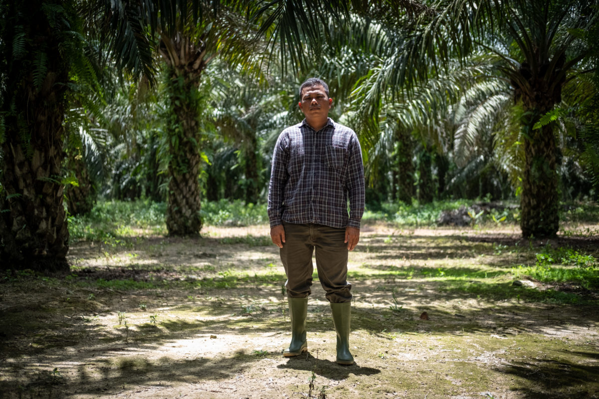 Hodiansyah [38], Kepala Dusun Lilangan, Desa Lilangan. Katanya, sebagian besar warganya selain menambang timah, juga berkebun sawit. Foto Nopri Ismi-Mongabay Indonesia